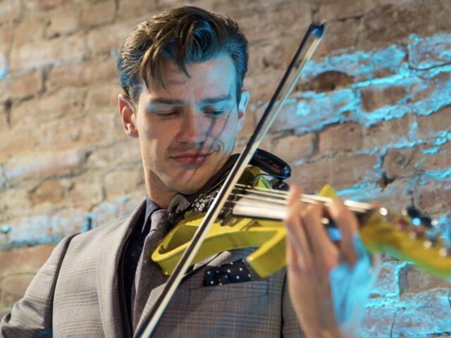 Male_Electrctric_violinist_nyc_New_york_virtuosi