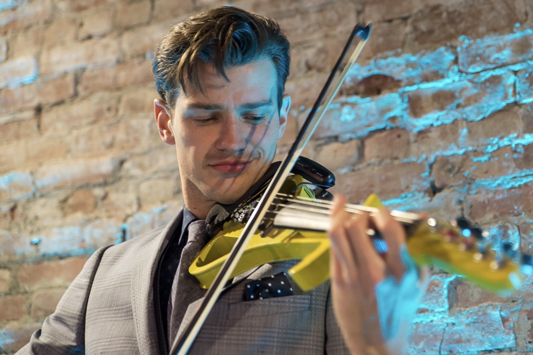 Male_Electrctric_violinist_nyc_New_york_virtuosi